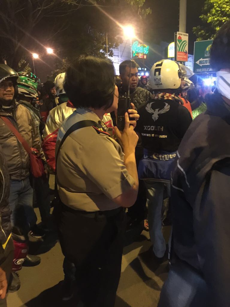 Polrestabogota's tweet photo. Terkait bentrok Angkot &amp; Ojek Online dpn Giant Taman Yasmin, warga diminta tdk khawatir krn Petugas sdh dpt kendalikan situasi sedari tadi. https://t.co/4YihOu97Lk