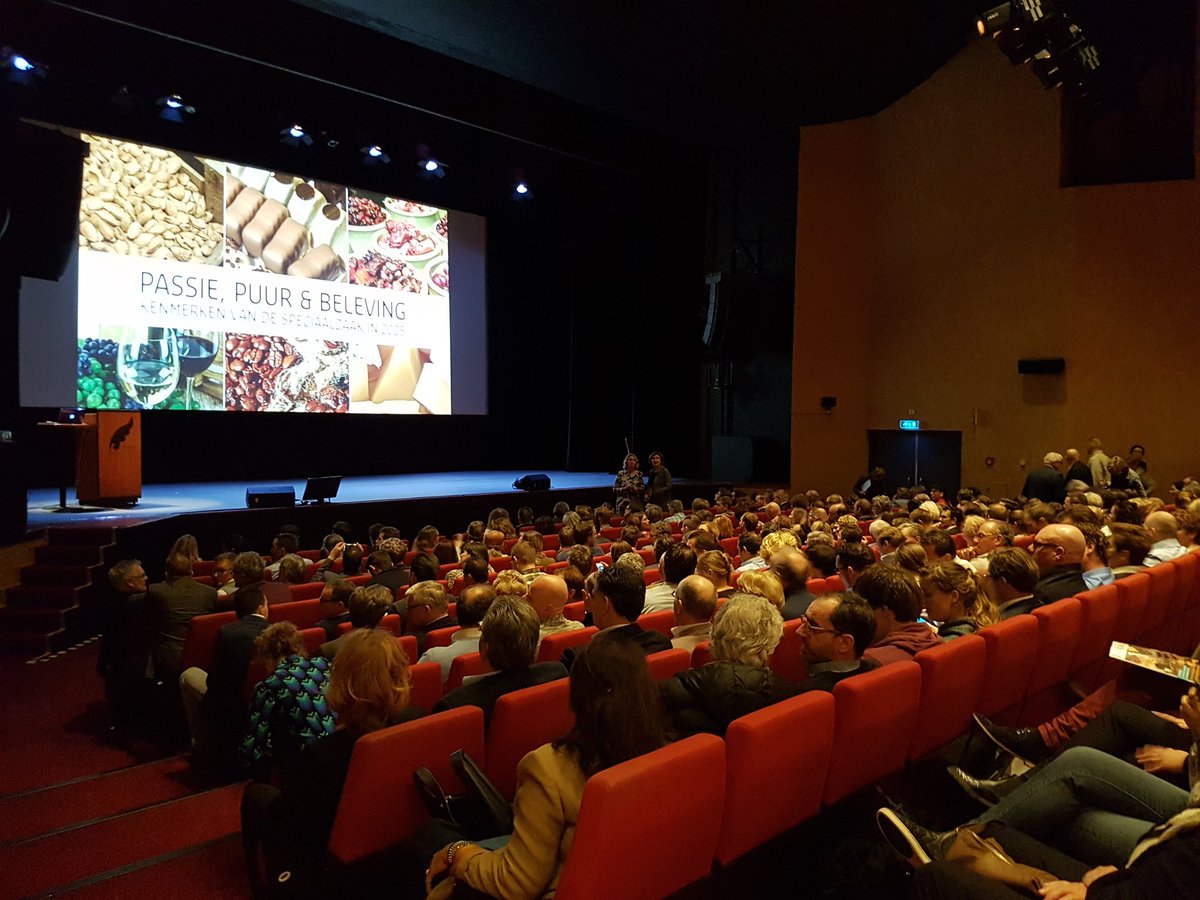 Vakcentrum's tweet photo. Klaar voor de toekomst van de speciaalzaak! #brancheevent trekt volle zaal @htfigi  @Vakcentrum @foodspecwinkels https://t.co/59b54GjEza