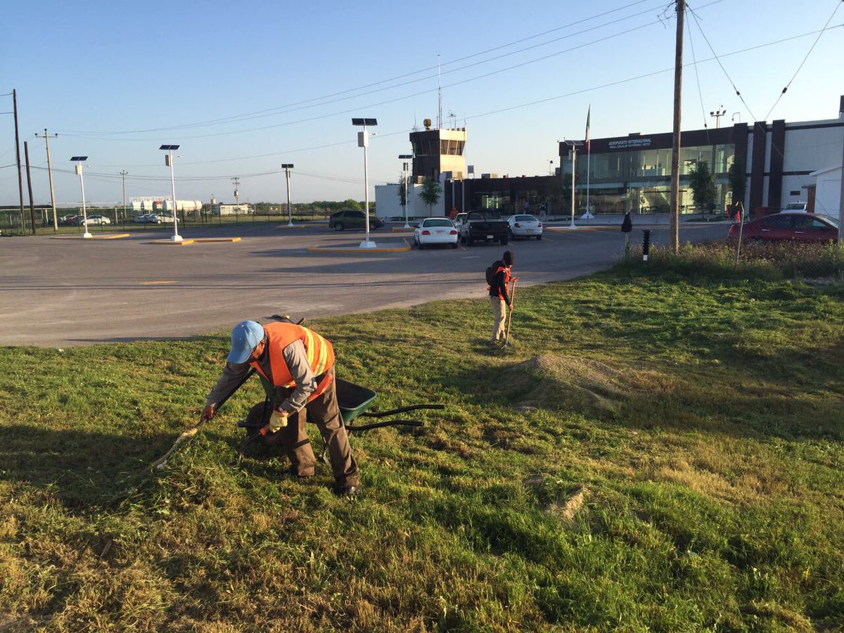 MpioPNegras's tweet photo. Estimado automovilista precaución al conducir sobre Blvd. Aeropuerto, se realizan trabajos de deshierbe y barrido manual @PURONJOHNSTON https://t.co/bVrgu6wbjm