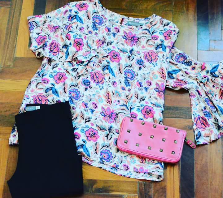 ChelaShowroom's tweet photo. Empezá el otoño con algo #nuevo 🍁🍂🍃
Blusa + calzas + billetera 😍👜👗👸
https://t.co/3mSvZz67D9 #moda #estilo #floreado RT @ivinadal please!😉 https://t.co/pirBgAnMjU