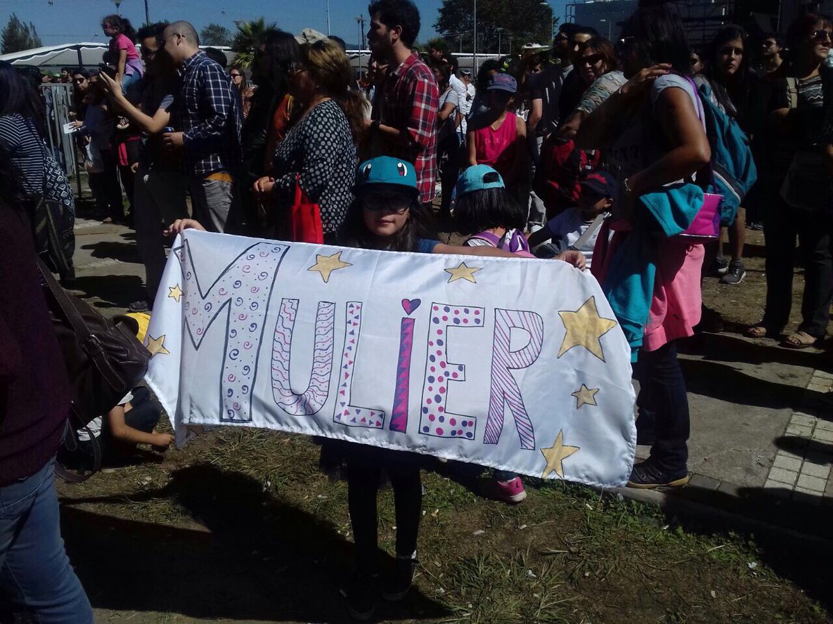 sonidomulier's tweet photo. Una gran fan nos sorprende ayer con su apoyo a nuestra música en @RockEnConce  muchas gracias a todos!! https://t.co/ZNWvC6ur1g