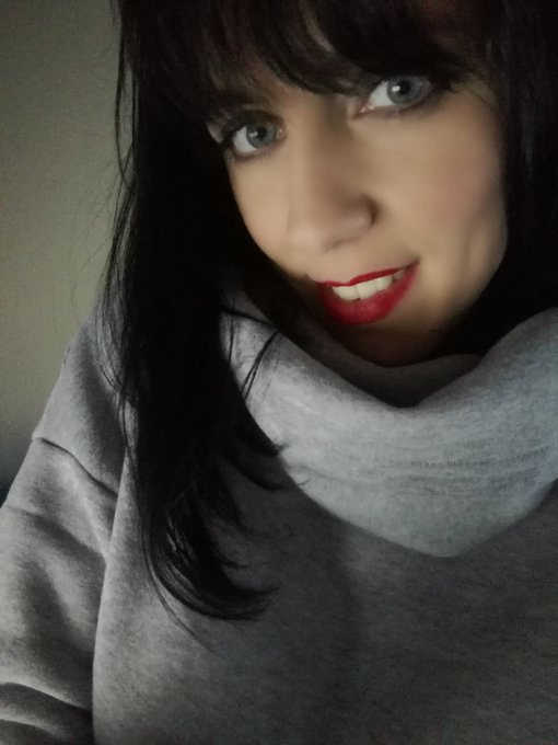 Bonne journ&eacute;e &agrave; vous mes ch&eacute;ris ! Gros 💋💋 ! Rt un maxxx mes ch&eacute;ris ! #redlips #goodday #eyeblue #RT https://t<a href="/tag/redlips"class="tags"><span>#redlips</span></a><a href="/tag/goodday"class="tags"><span>#goodday</span></a><a href="/tag/rt"class="tags"><span>#rt</span></a><a href="/tag/eyeblue"class="tags"><span>#eyeblue</span></a>