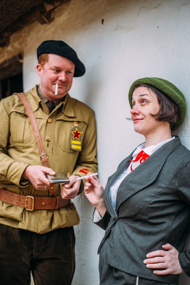 NihilSegniter's tweet image. A war correspondent takes a cigarette from a soldier: