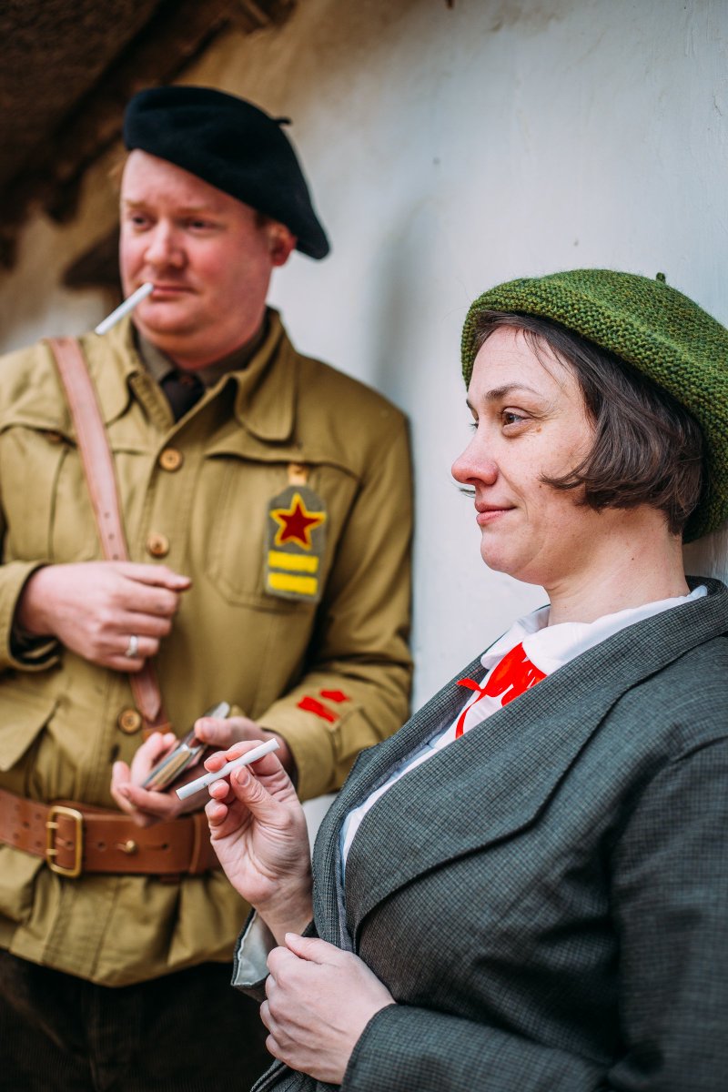NihilSegniter's tweet image. A war correspondent takes a cigarette from a soldier: