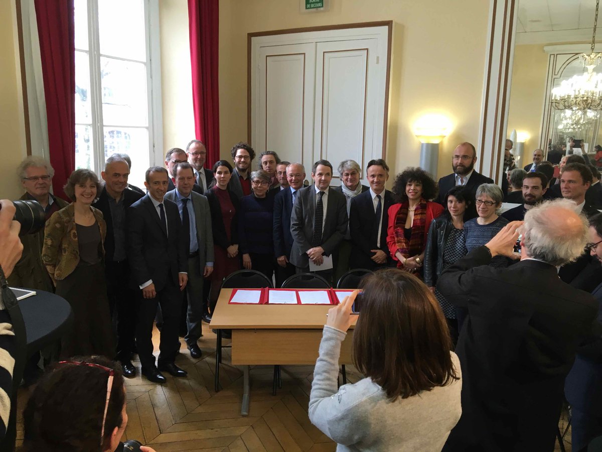PascaleKlett's tweet image. Signataires de la charte sur les #SciencesParticipatives, Bravo @FHoullier qui a conduit sa mission au succès, et sur un mode participatif!