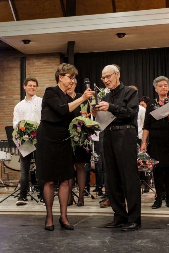 HoltensNieuws's tweet photo. Jan Schippers 80 jaar bij HMV #holten #nieuws - https://t.co/5IVD8AW6T4 https://t.co/0MJqqSpR5k