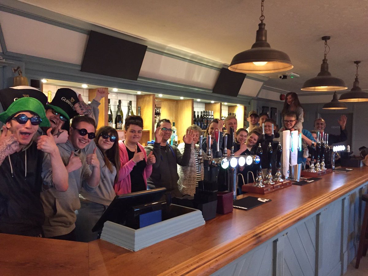 ChurchillianPO6's tweet photo. Look at this team of winners working hard to get ready for our opening on Thursday! https://t.co/hYEdVCrHRs #Portsmouth #LoveYourLocal #Pub https://t.co/Rq4y3KmnyW