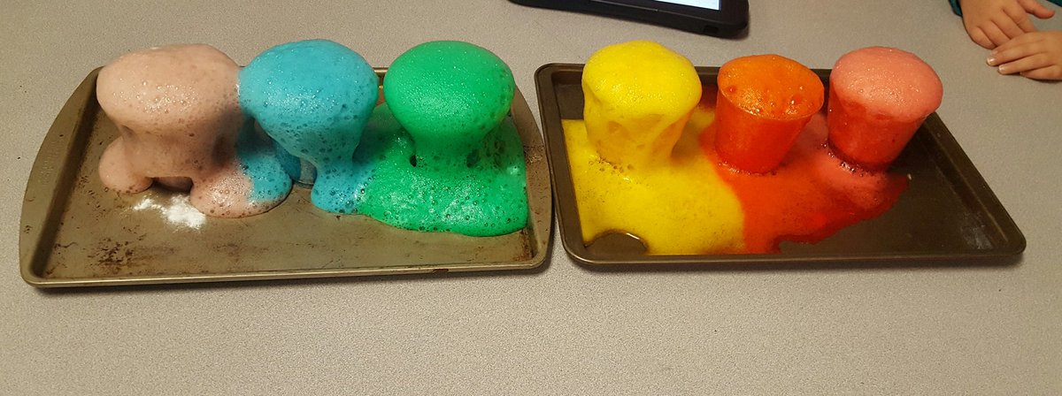 PreKTeacher22's tweet photo. Learning about rainbows in Mrs. Erin's class! @mrsmc_ees @DKS4PV @MadCoSchools @VassarErin @HomeoftheCubs #ournewnormal https://t.co/8zBcvj8hL6