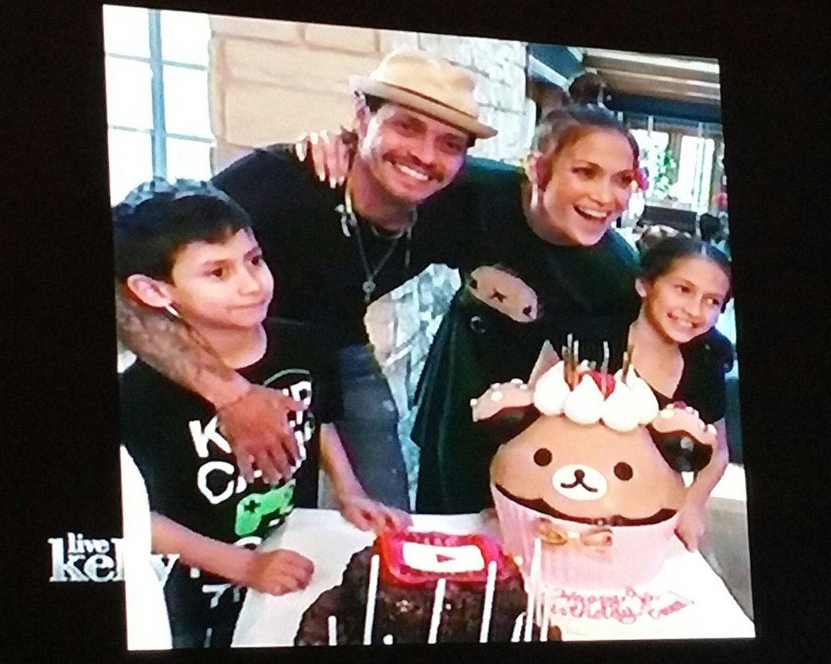 LeonPZambrano's tweet photo. Great to see @JLo🎤🎥👗 on @LiveKelly 📺 #LiveKelly #JLo #MaxEmme https://t.co/vl5zBPNKnF