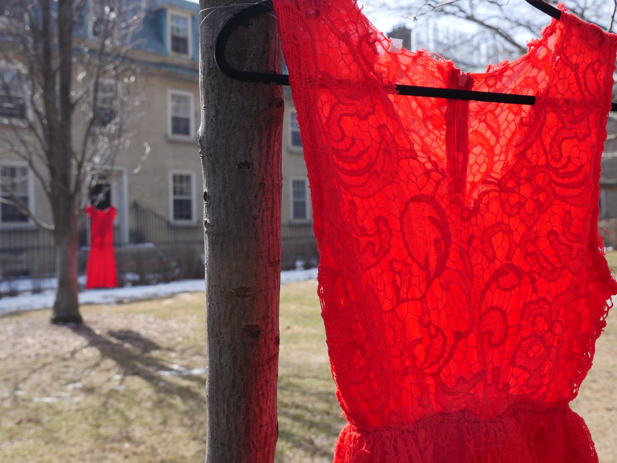 UofTNews's tweet photo. Bright red dresses blow in the wind at #UofT, symbolizing 12,000 missing &amp; murdered Indigenous women #REDressProject https://t.co/PfaIefuRLy https://t.co/Li8ezkAFnA