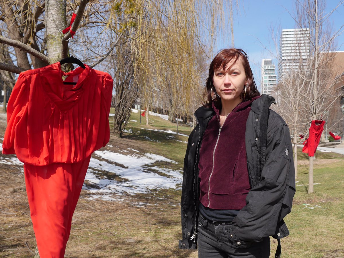 UofTNews's tweet photo. Bright red dresses blow in the wind at #UofT, symbolizing 12,000 missing &amp; murdered Indigenous women #REDressProject https://t.co/PfaIefuRLy https://t.co/Li8ezkAFnA