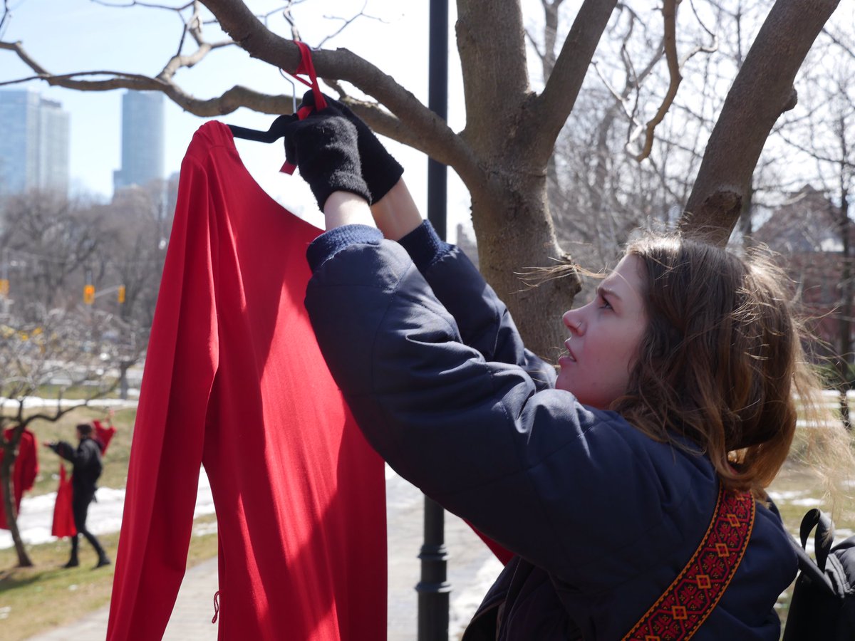 UofTNews's tweet photo. Bright red dresses blow in the wind at #UofT, symbolizing 12,000 missing &amp; murdered Indigenous women #REDressProject https://t.co/PfaIefuRLy https://t.co/Li8ezkAFnA