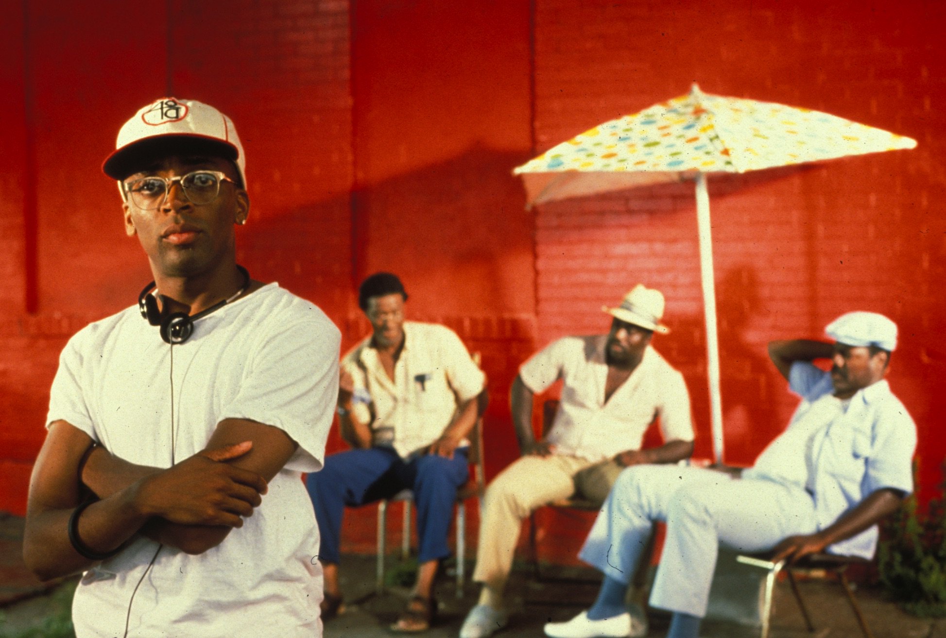 Happy 60th birthday, Spike Lee! Here he is on the set of DO THE RIGHT THING (1989): 