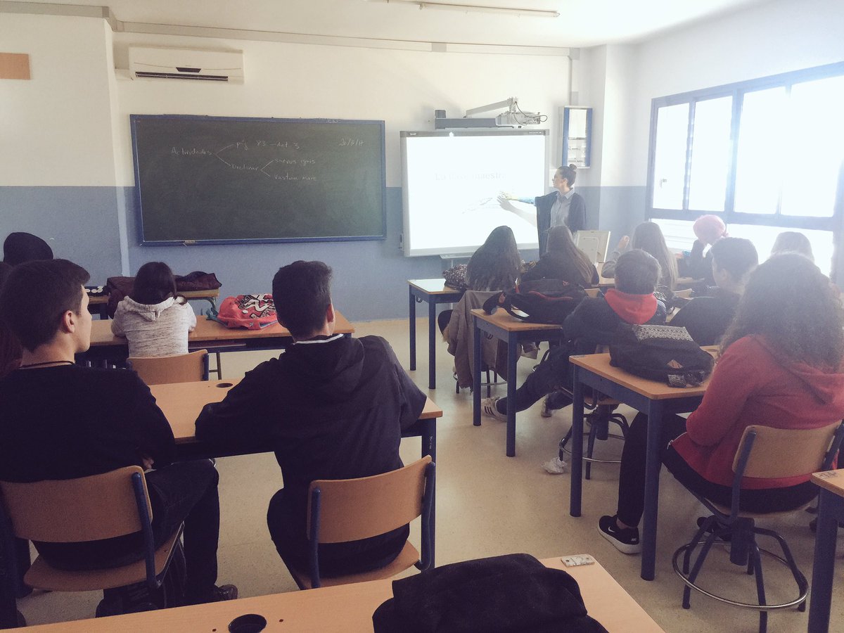 LlaveMaestraCom's tweet photo. Los alumnos del IES Savater debaten sobre la inmigración en los medios. ¡Muy interesante! #aula2017 https://t.co/zVtiYKLIyQ