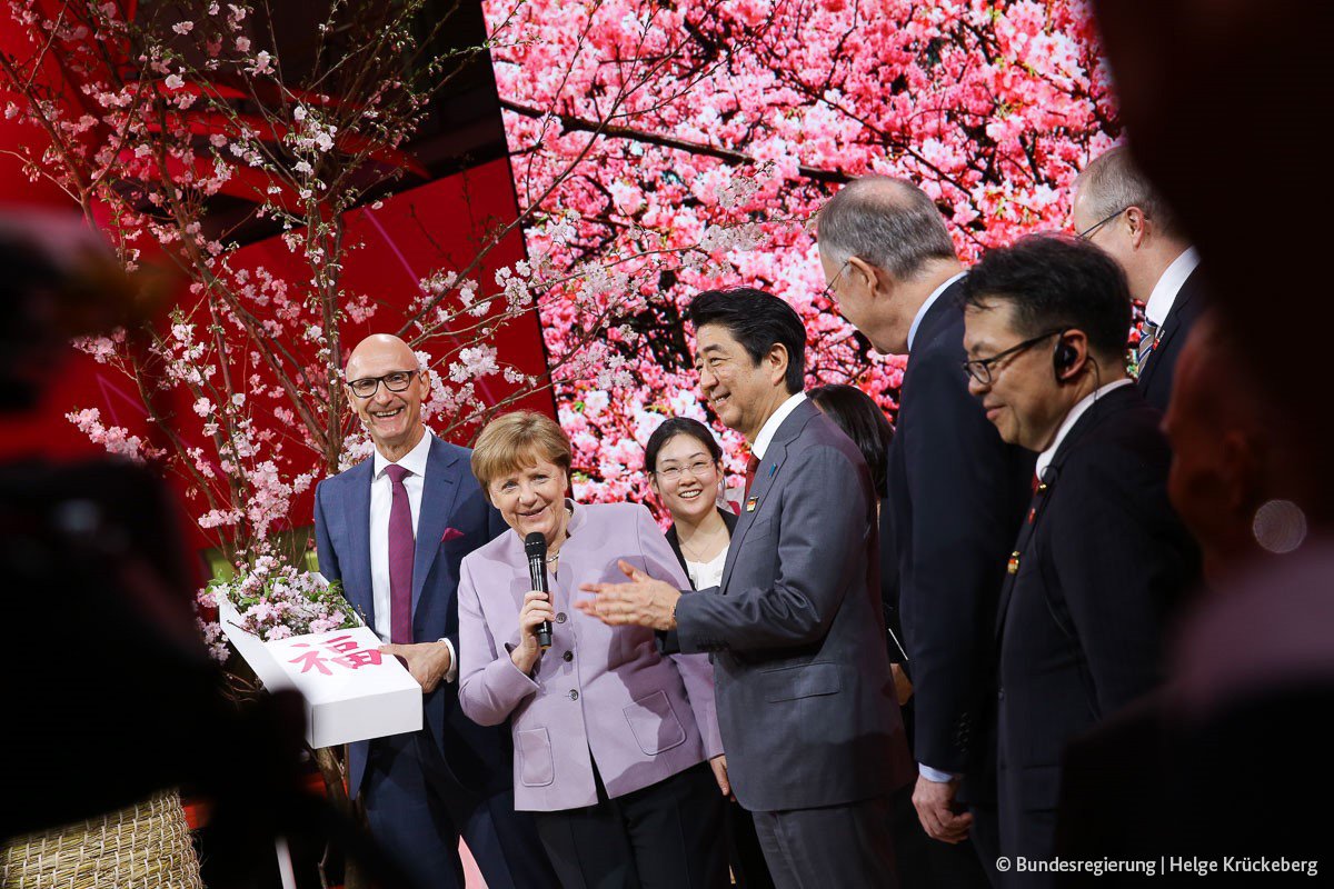 Kanzlerin #Merkel auf #cebit17: Japan präsentiert 118 Firmen auf bisher größter Cebit-Fläche eines Partnerlandes; Japan hat viel zu zeigen.