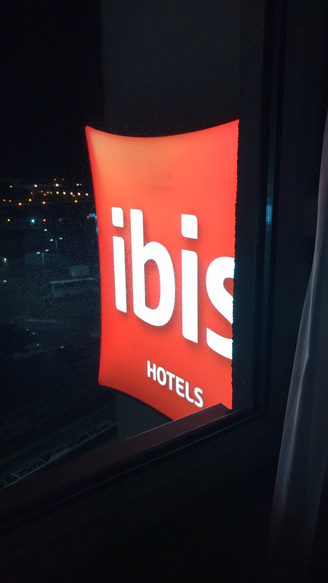 IHaveACamera's tweet photo. Can't for the life of me remember the name of the hotel I'm in... #windowview #goodnightlight https://t.co/v0kb2SeGqx