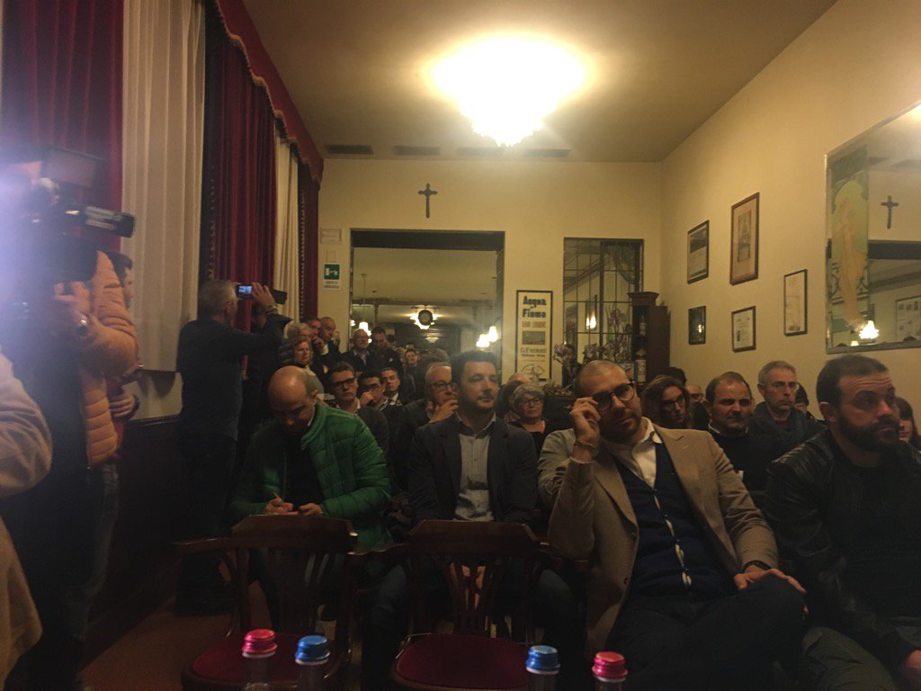 SalvoCicu's tweet photo. Tanta gente a Villafranca di Verona per parlare di #comunita'e sicurezza @Siamo_Italiani @comilara @PatricielloAldo https://t.co/J3JebQL10B