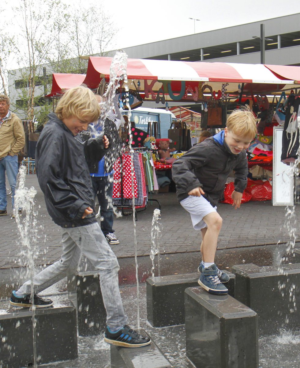 PlukdeMarkt's tweet photo. Staan jullie op 1 juli op de Pluk Markt tijdens @ZomerKlanken? Vorig jaar was het echt een feestje. Schrijf je in op https://t.co/s8Wr3i2xFC https://t.co/PHSsA56Jcb