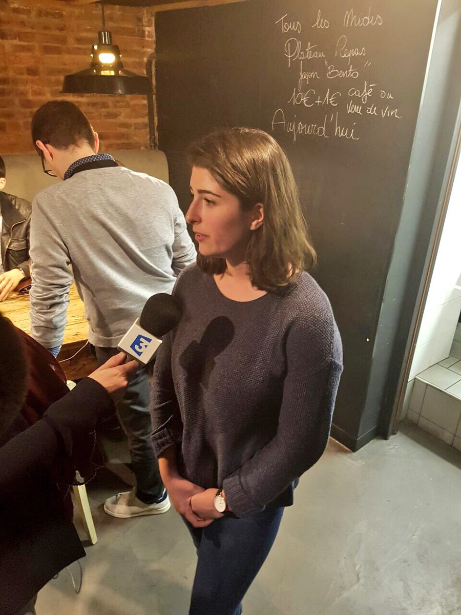 LeoLesne's tweet photo. Fier de @cora_dlg et @ConduchP qui représentent très bien les @JeunesMacron31 sur @France3MidiPy #JAM31 #Macron2017 👍🏽 https://t.co/mso3z3ViFs