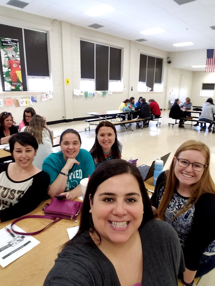 Miss_D_Valenti's tweet photo. With fabulous fifth @KellyJ1965 @HeatherT5thgr @shannonambush @katiethelady13 #Wearemc https://t.co/8cUqWJCxPo