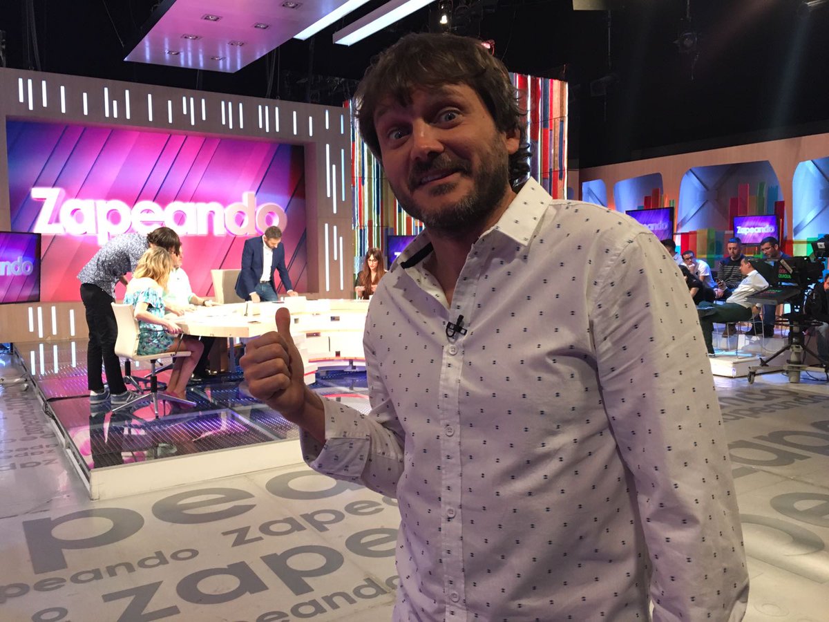 salvareinachuki's tweet photo. De promo en @zapeandola6 con el gran GORKA OTXOA
Esta noche a partir de las 22:30 gran estreno de ALLI ABAJO 
3° Temporada!!
@wearemoloko 😉 https://t.co/X78KbZjBdX