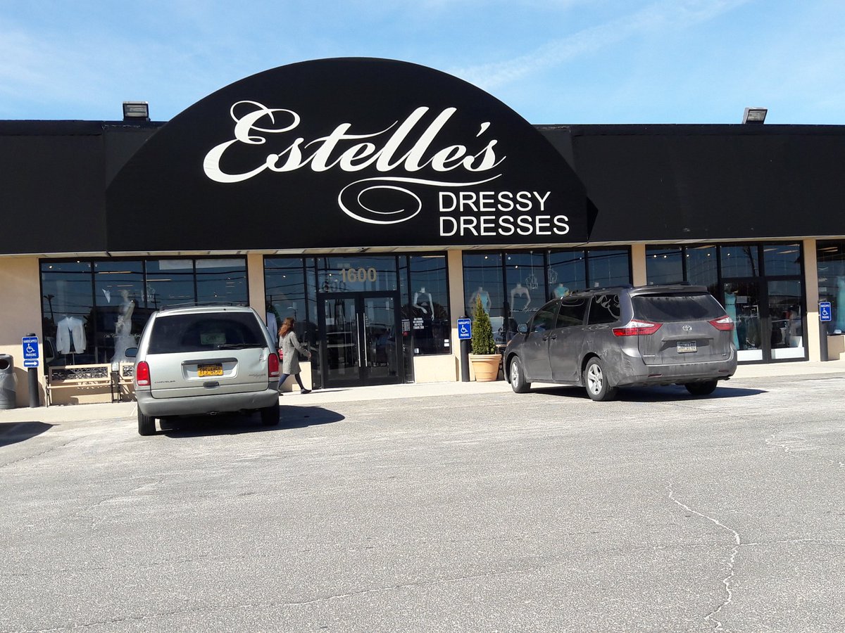 NYPD113Pct's tweet photo. Thank You #EstellesDressyDresses 4donating2 #NYPD #CommAffairs #PromImpact.We are 5 weeks away from #ImpactingLives @EstellesDresses we ๐u! https://t.co/gIbWNPUdja
