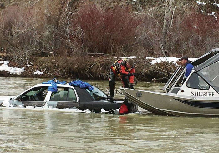 TowTimesMag's tweet photo. It took about 90 minutes to winch the car to the riverbank and pull it up onto a pullout along the highway. https://t.co/axFUxcauSV https://t.co/zMemPP5XvP
