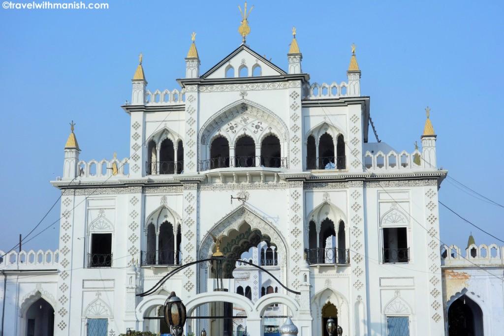 manish_kmr's tweet photo. Chota #Imambara White beauty in centre of #Lucknow छोटा इमामबाड़ा : जिसकी सफेद आभा कर देती है मंत्रमुग्ध ! https://t.co/DaqTd0PXgM https://t.co/zrnhdtmzxR