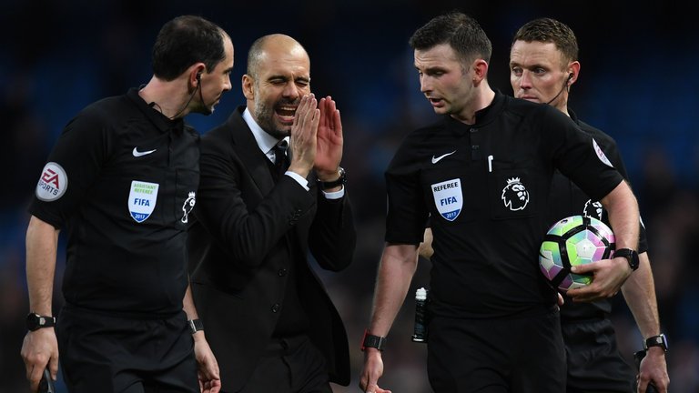 SkySportsPL's tweet photo. Refs make around 245 decisions a game, assistants around 50. How many do they get correct?
https://t.co/4W6f6uLIIJ https://t.co/zalNzy81xD