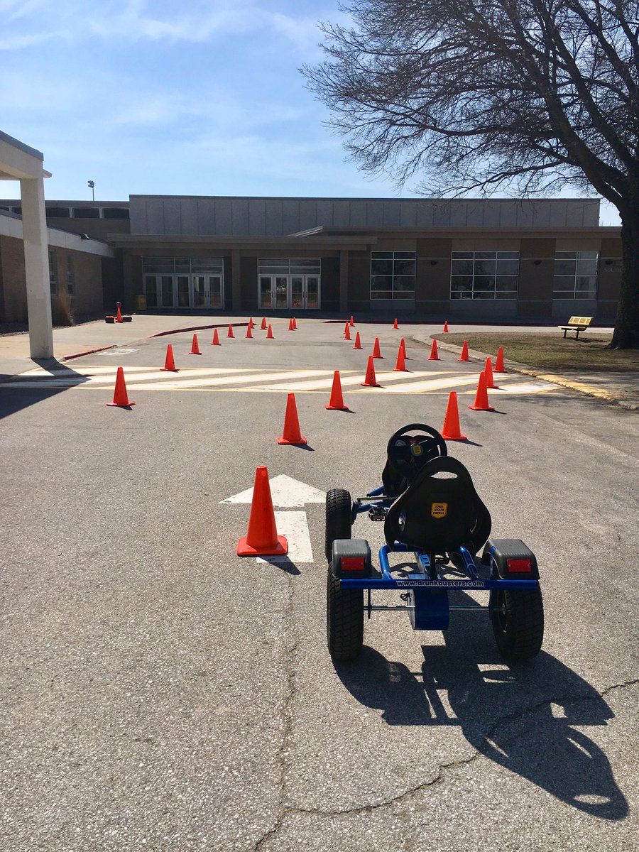SergeantDinkla's tweet photo. @iowastatepatrol Troopers are at SE Polk Jr. High showing the dangers of using alcohol &amp; texting n driving! @Trooper_Shelby @IowaDPS https://t.co/gsCRmgsAMA
