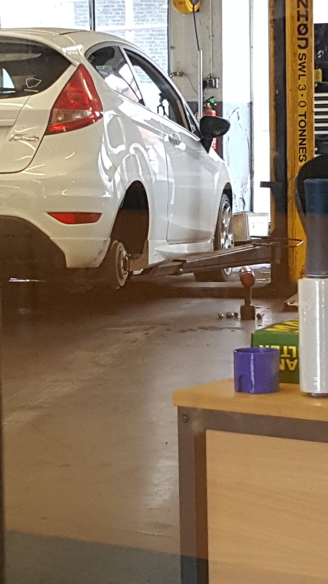 p4u1987's tweet photo. Thanks @HalfordsGarages nice work scratching my side skirts I won't be back in a hurry good prices but careless work https://t.co/izh2ShdpkU