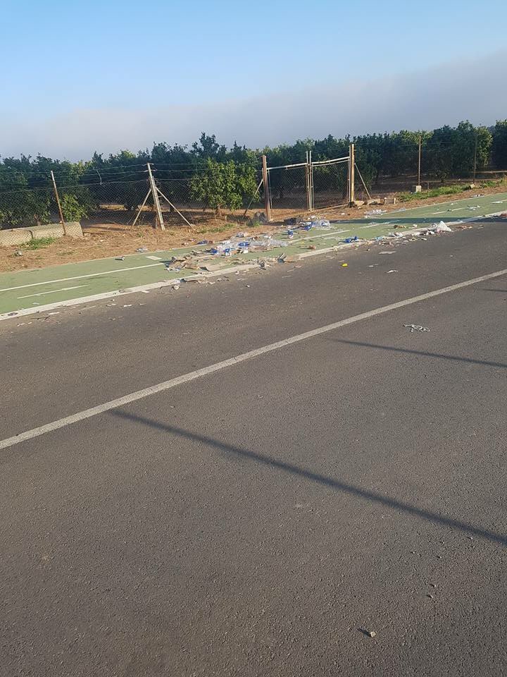 robertomerhi's tweet photo. Lamentable pasar hoy por la Magdalena y ver cómo han dejado de sucio los alrededores... Hay que respetar más la naturaleza. #Greenislife https://t.co/R6JwwfLbdi
