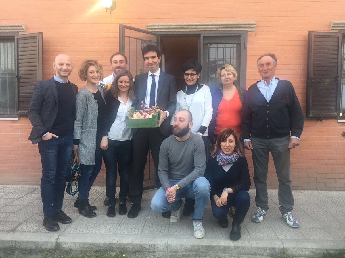 Maurizio Martina (@maumartina) on Twitter photo A Foggia con i ragazzi di <a href="/VazappHub/">Vazapp Hub Rurale</a>. Menti restituite all'agricoltura, con radici profonde e testa al mondo #innovazione A Foggia con i ragazzi di <a href="/VazappHub/">Vazapp Hub Rurale</a>. Menti restituite all'agricoltura, con radici profonde e testa al mondo #innovazione