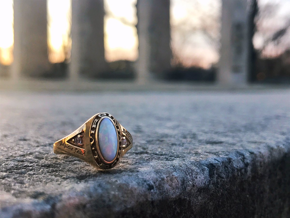 VTclass2018's tweet image. ring PICK UPS start tomorrow in squires williamsburg room from 10-4! #wearthetradition #classof2018