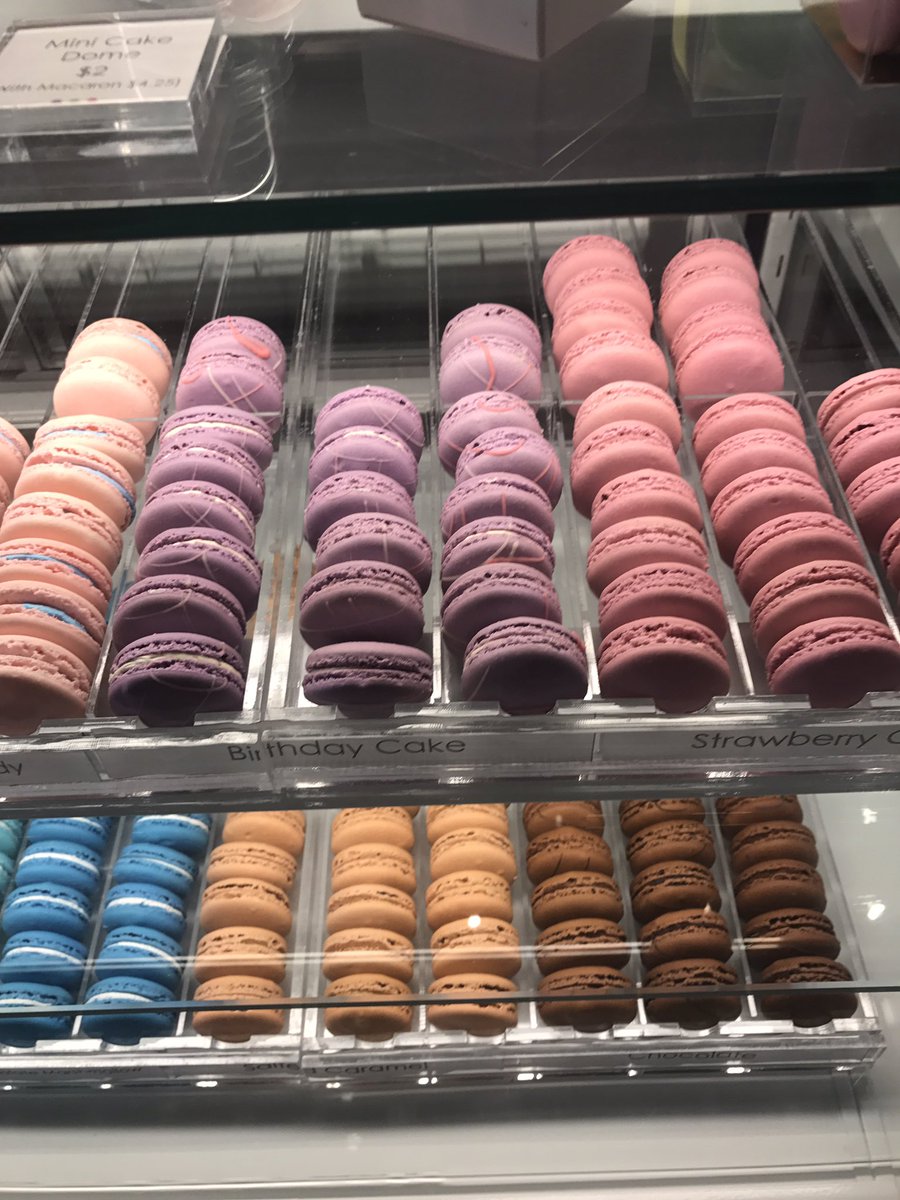 cfooodie's tweet photo. So many perfect #macarons from @AGmacarons #MacaronDayTO @MacaronDayTO @RedDoorFamilySh https://t.co/v21ywBeKVi