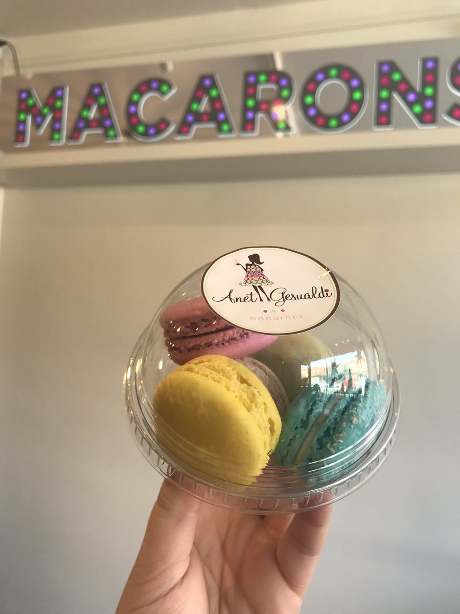 cfooodie's tweet photo. So many perfect #macarons from @AGmacarons #MacaronDayTO @MacaronDayTO @RedDoorFamilySh https://t.co/v21ywBeKVi