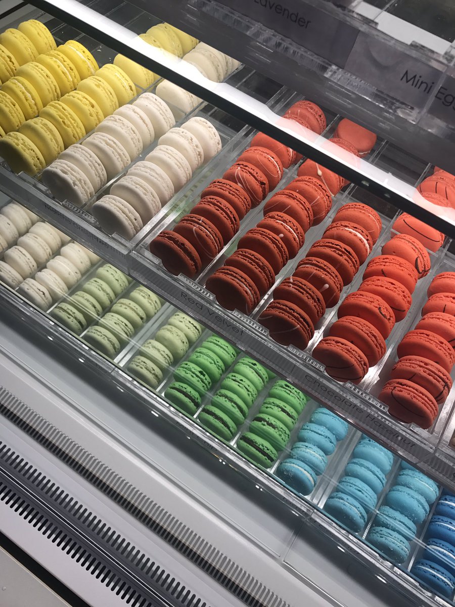 cfooodie's tweet photo. So many perfect #macarons from @AGmacarons #MacaronDayTO @MacaronDayTO @RedDoorFamilySh https://t.co/v21ywBeKVi