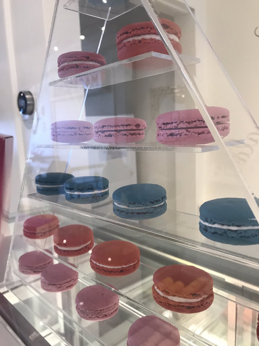 cfooodie's tweet photo. So many perfect #macarons from @AGmacarons #MacaronDayTO @MacaronDayTO @RedDoorFamilySh https://t.co/v21ywBeKVi