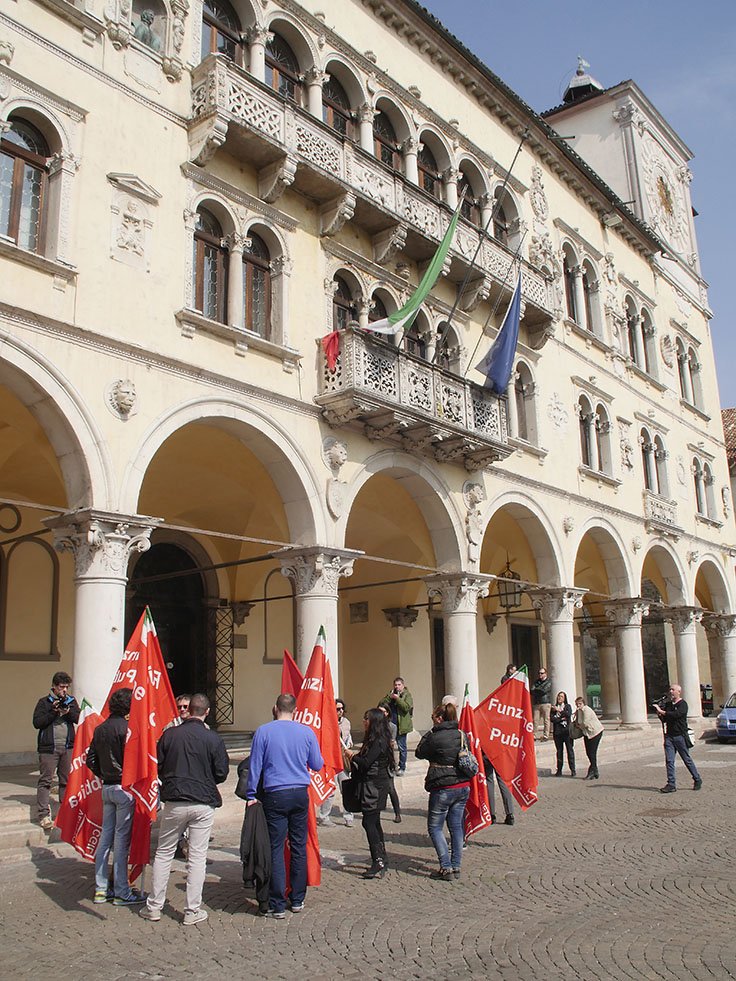 giangi_dg's tweet photo. #cgil_fpbelluno oggi dal Prefetto con i lavoratori dell'Ospedale #Codivilla di #Cortina https://t.co/FyRDiB1xbS