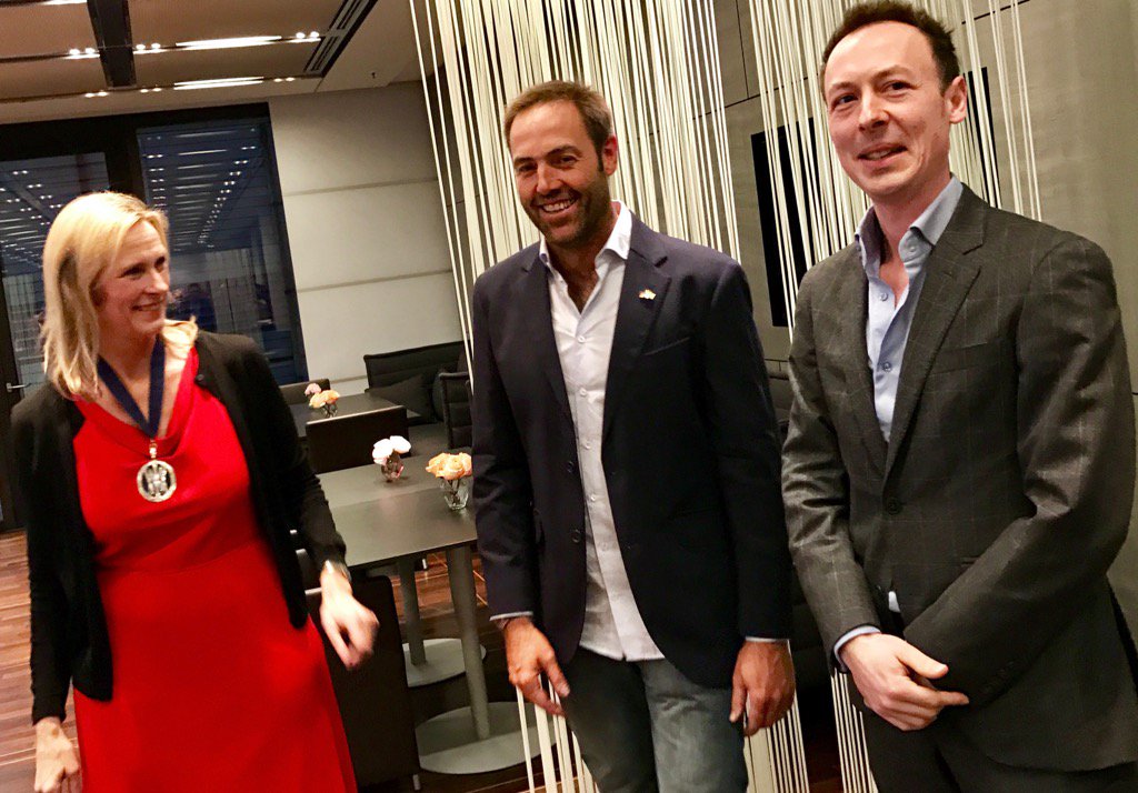 WineNewsIt's tweet photo. #ProWein2017: #presidente @mastersofwine #JaneMasters proclama #WinemakersWinemaker2017 #EbenSadie (con @teamdb) https://t.co/0gtxAcDPWx