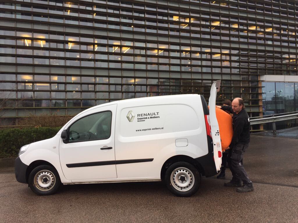 stoppestennu's tweet photo. @renaultsw bedankt voor het beschikbaar stellen van de Kangoo zodat wij onze nieuwe mascotte konden ophalen bij Kinderen voor Kinderen https://t.co/l6YLcsDej9