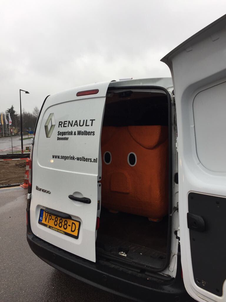 stoppestennu's tweet photo. @renaultsw bedankt voor het beschikbaar stellen van de Kangoo zodat wij onze nieuwe mascotte konden ophalen bij Kinderen voor Kinderen https://t.co/l6YLcsDej9