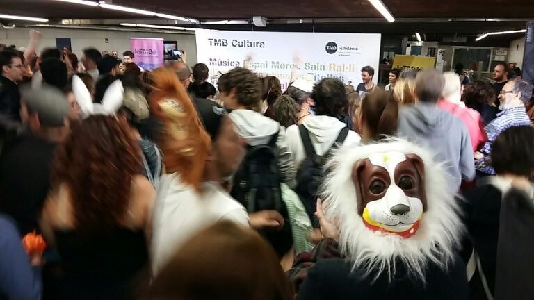 TMB_Barcelona's tweet photo. El concert de @muchachitobombo al #metrobcn arriba al final. Gràcies #BenditosAnimales @TheProjectbcn @guitfestbcn #jotmbe https://t.co/uc1TMbqkTv