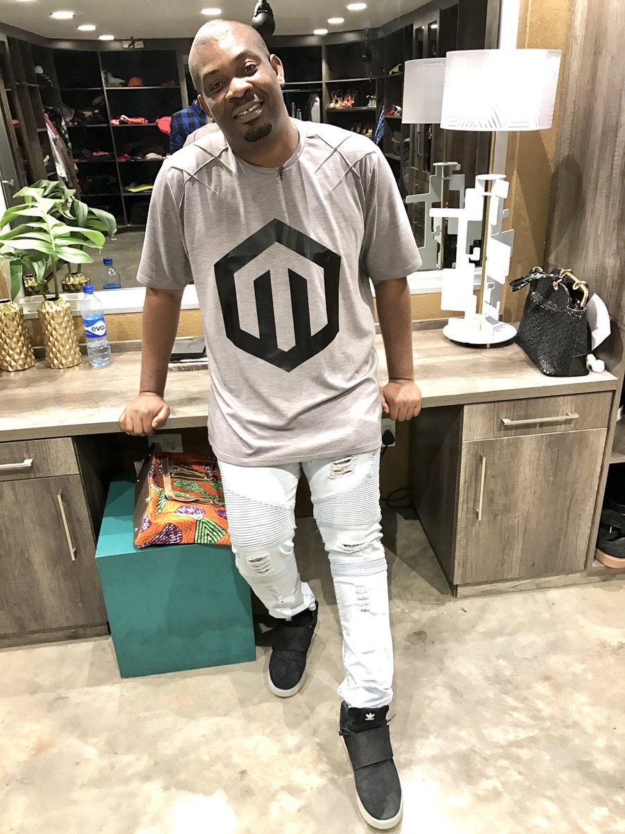 DONJAZZY's tweet image. Biggie for tell me say all this food dey come na. I for still sit down there. #Bbnaija