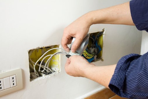 RepairElectric's tweet photo. 4 Common home electrical problems and solutions  https://t.co/z1eW13id6G https://t.co/wvvBlTnLpW