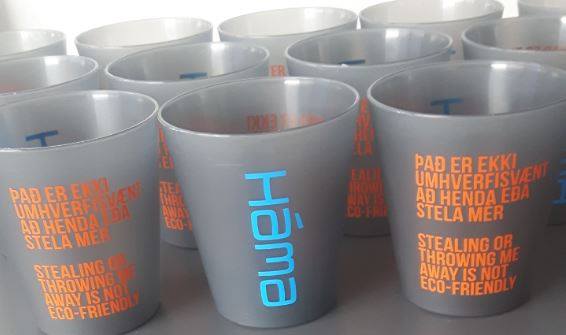 Ný og endurnýtanleg vatnsglös eru komin í hús á Háskólatorgi! Minnum stúdena og starfsmenn á að skila glösunum eftir notkun ♻️♻️♻️