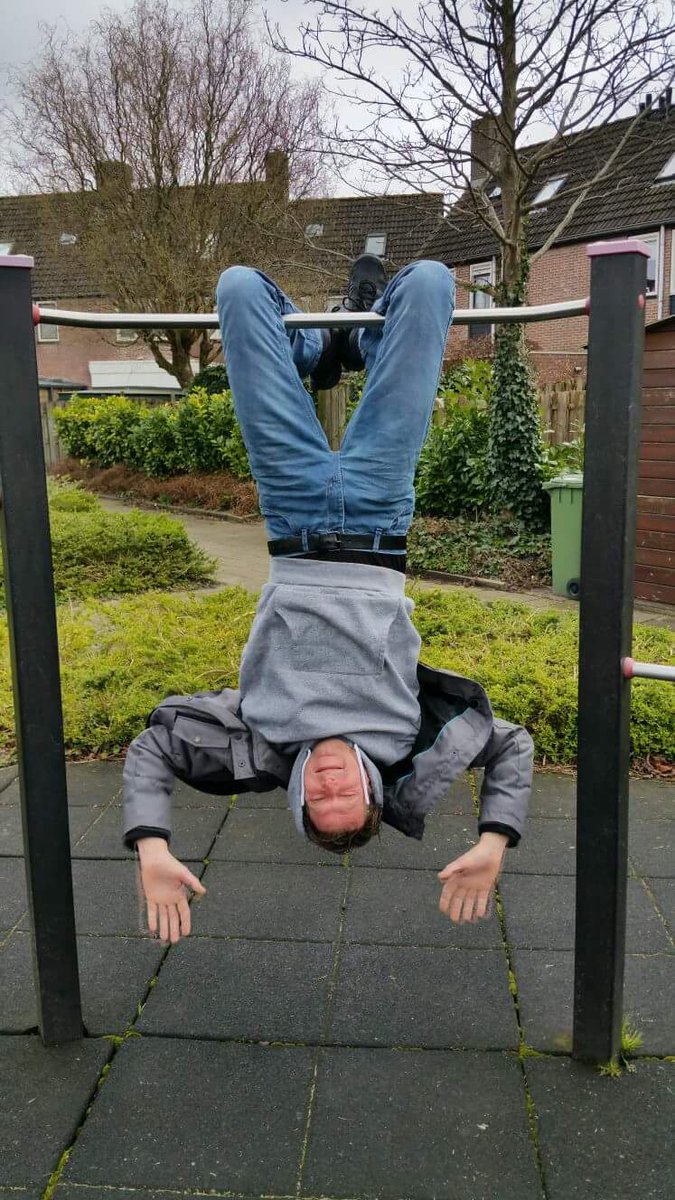 Allesopdekop's tweet photo. #allesopdekop vraagt aandacht voor Neuroblastoom KinderKanker. Zet jezelf, familie en vrienden op de kop voor de foto!  Deel &amp; Doneer https://t.co/GATjuviV3o