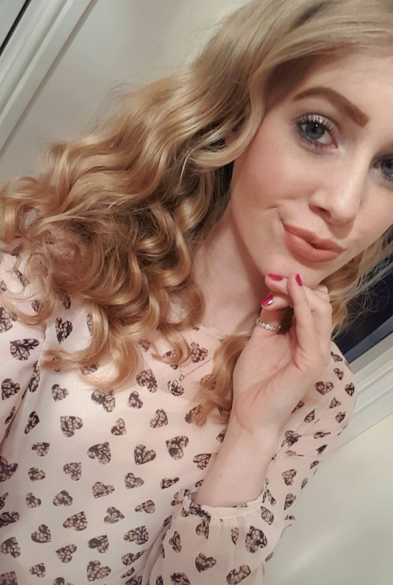 benebatchlock's tweet image. going out for dinner👌👫🙈