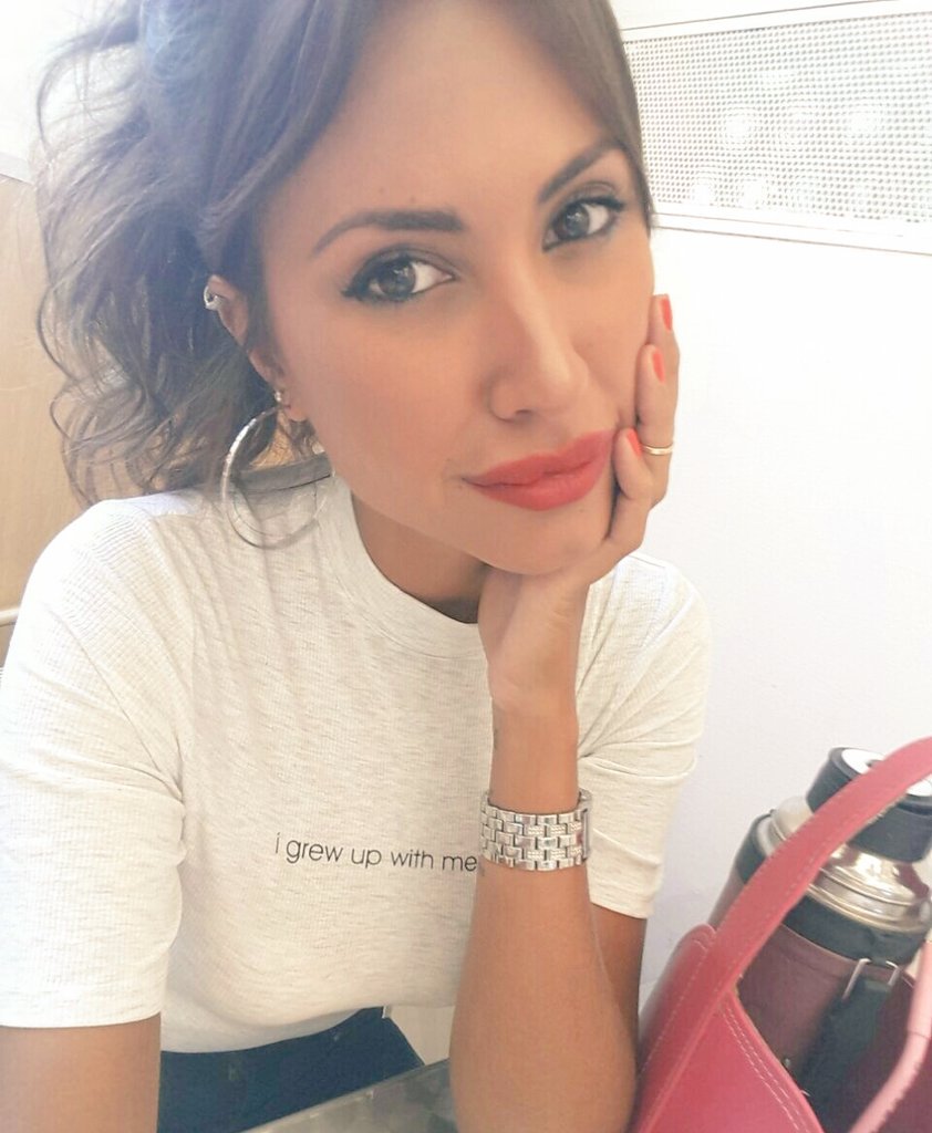 Gianninasilvaok's tweet photo. Fin de programa Reunión de producción 😊💪
Mi elegido para el aire Infallible Pro Matte Gloss de @LOrealParisUY #BeautyObsession #RedLips💋 😗 https://t.co/RtMC3vhDB0