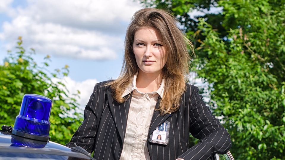 ClickHole's tweet image. We Asked 22 FBI Agents About The Biggest Plate Of Crab Legs They Ever Had To Eat To Establish Their Cover clckhl.co/QTujhXP